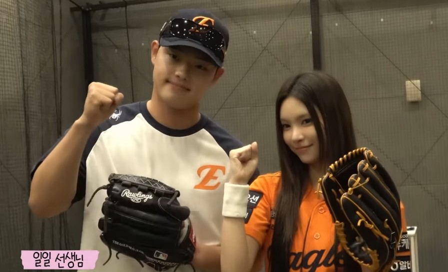  ILLIT Yunah First Pitch Highlights Her Warm Charm