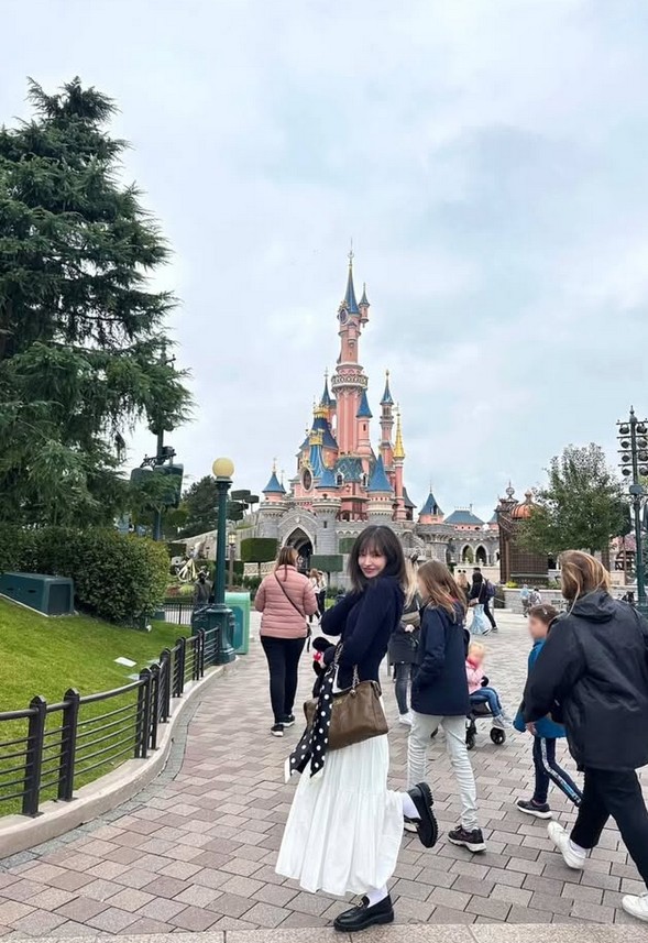 IVE’s Liz Spotted Enjoying a Fun Day at Disneyland
