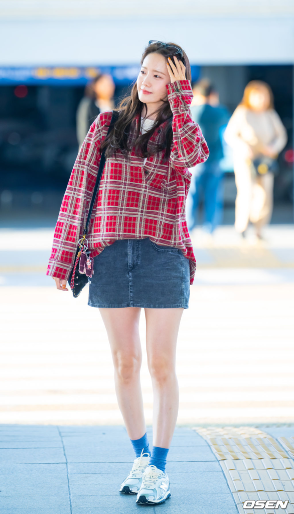 Yoona Shines at Airport Ahead of “Bon Appétit, Your Majesty” Reward Trip