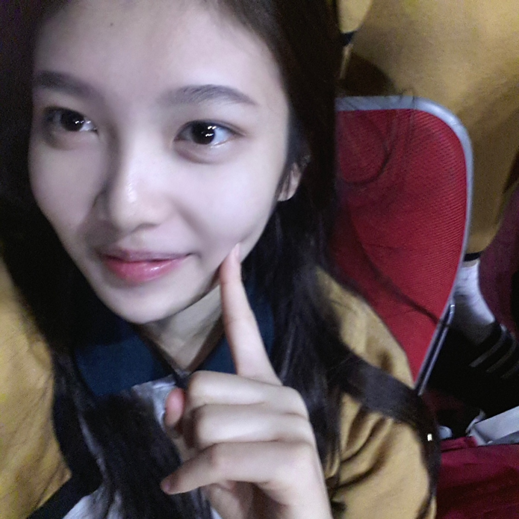 Red Velvet’s Joy Shares Unreleased Trainee Photos on Bubble