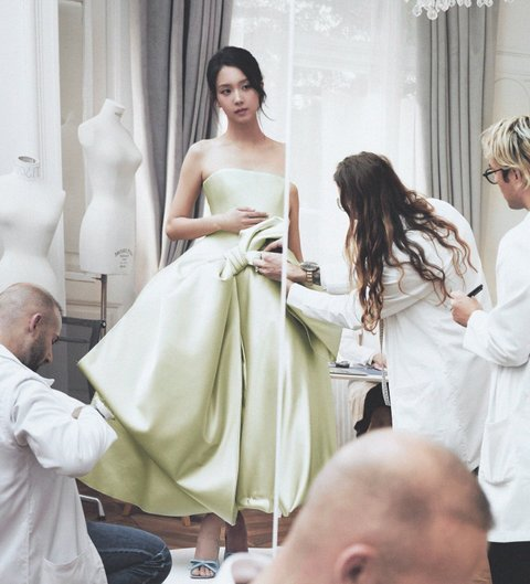 Jisoo’s Dior Fitting Video Leaves Fans in Awe