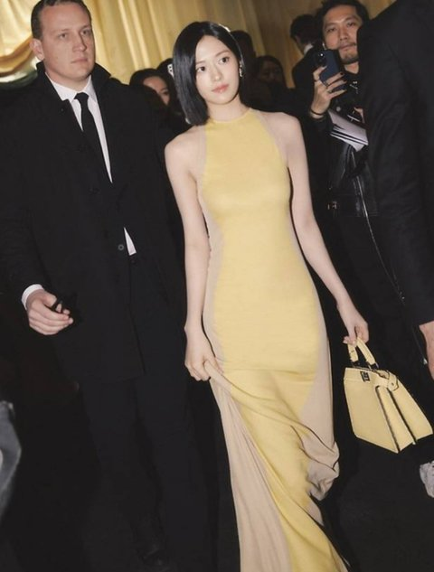 Fans Miss An Yujin at Paris Fashion Week
