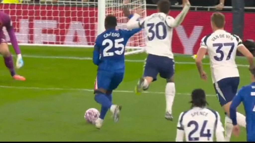 Joao Pedro Scores for Chelsea After Tottenham Defensive Error