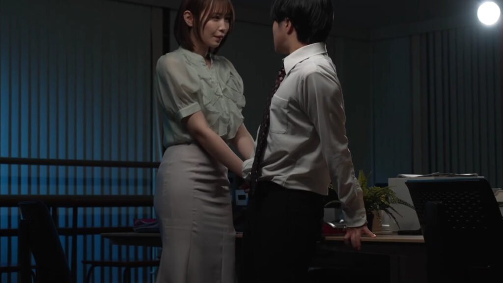 Arisu Shaku Builds a Supportive Workplace Bond with Her Coworker