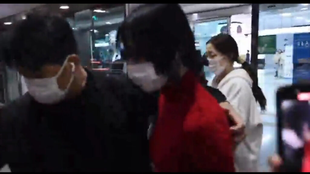 BABYMONSTER’s Ahyeon Caught in Paparazzi Chaos as Police Intervene