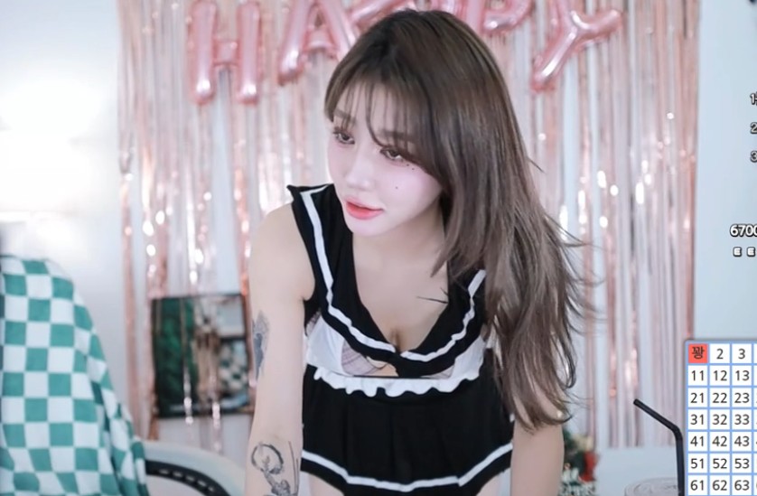 SOOP Korean Streamer Yoon Isol Dances Passionately