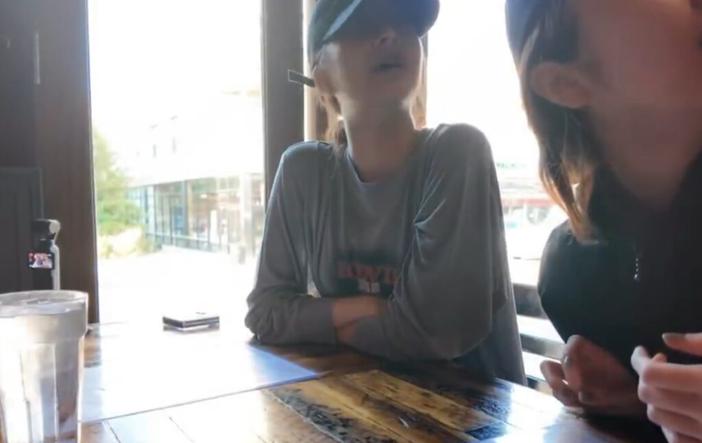 LE SSERAFIM Get Free Pizza From Fan Restaurant Owner