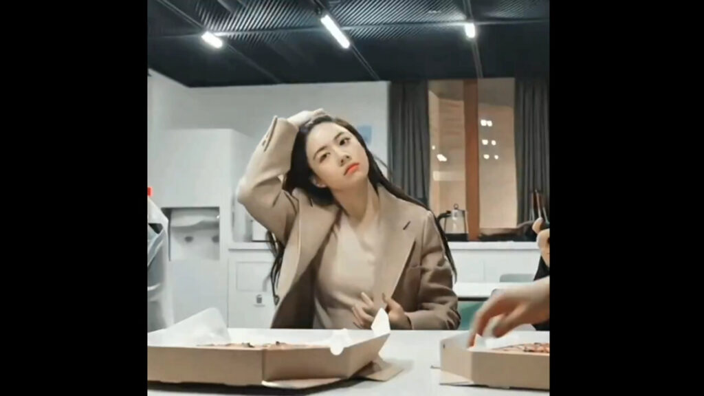 Go Younjung Iconic Hair Flip Steals the Spotlight