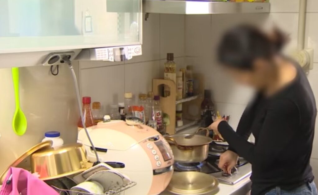 Rising Costs Push Young South Koreans to Take Multiple Jobs