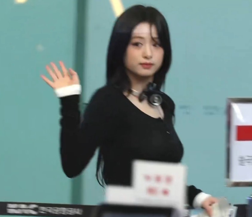 Ahyeon Turns Heads in Black at the Airport
