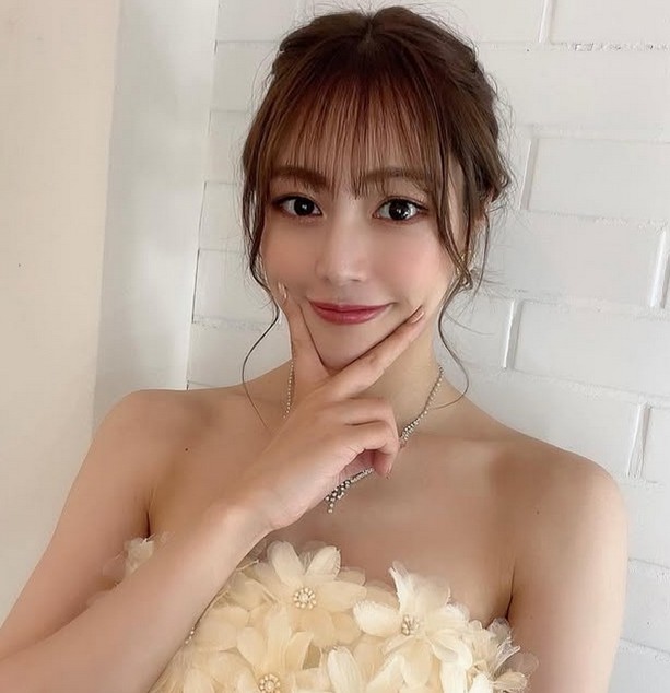 Mizuki Chika Brings Modern Charm to Gravure Modeling