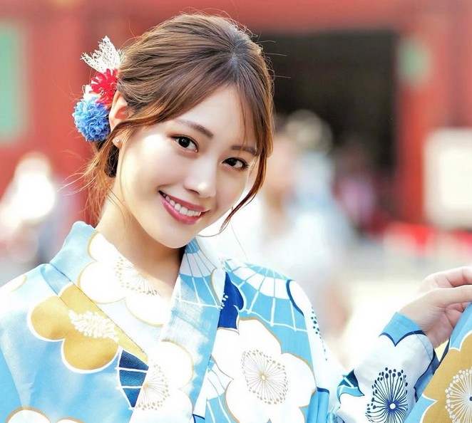Mizuki Chika Brings Modern Charm to Gravure Modeling