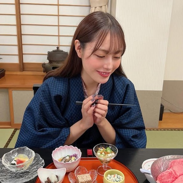 Mizuki Chika Brings Modern Charm to Gravure Modeling