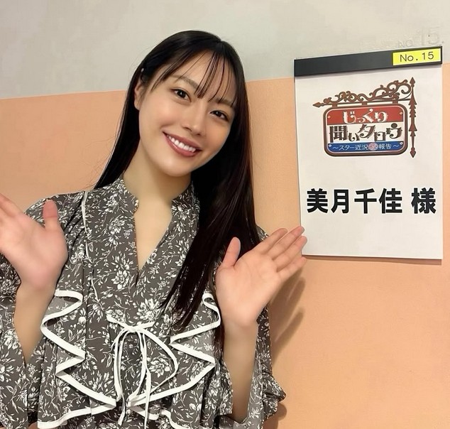Mizuki Chika Brings Modern Charm to Gravure Modeling