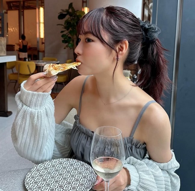 Mizuki Chika Brings Modern Charm to Gravure Modeling