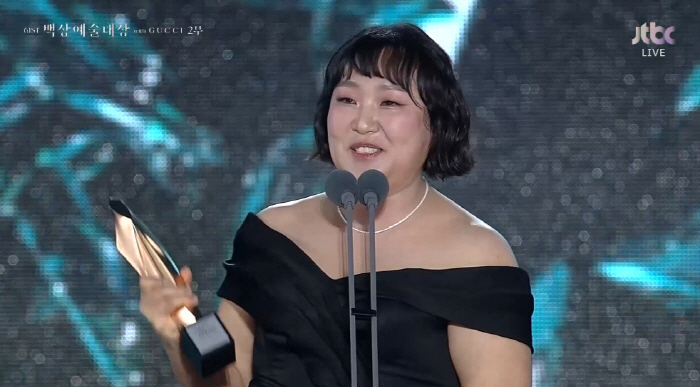 Ji Ye-eun Cheers Tearfully as Lee Su-ji Wins Big at Baeksang