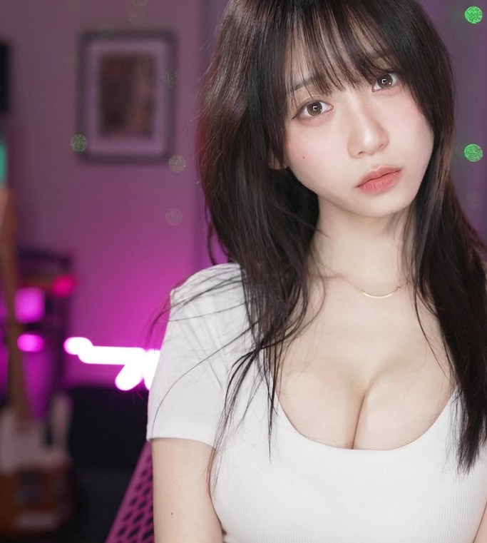 Moe Five: Japan’s Cosplay Idol with Gamer Appeal