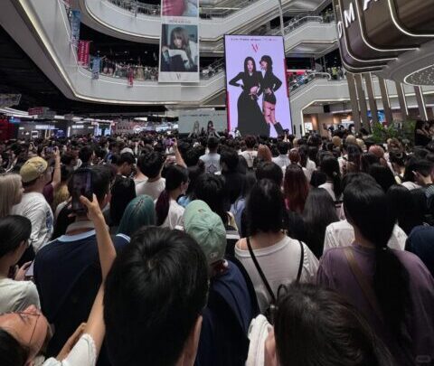 Irene and Seulgi Fansign Guangzhou Draws Arena-Sized Crowd