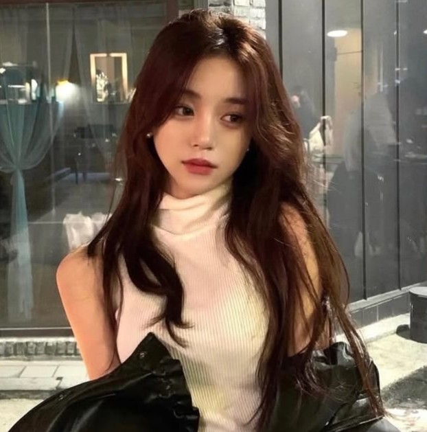 Yoon Young-chae Instagram Update Highlights Artistic Elegance