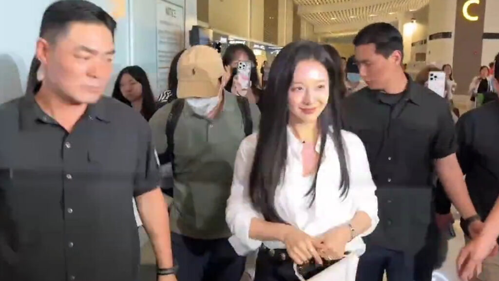 Kim Ji-won Stuns at Incheon Airport on Her Way to Rome for BVLGARI Shoot