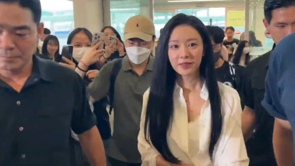 Kim Ji-won Stuns at Incheon Airport on Her Way to Rome for BVLGARI Shoot