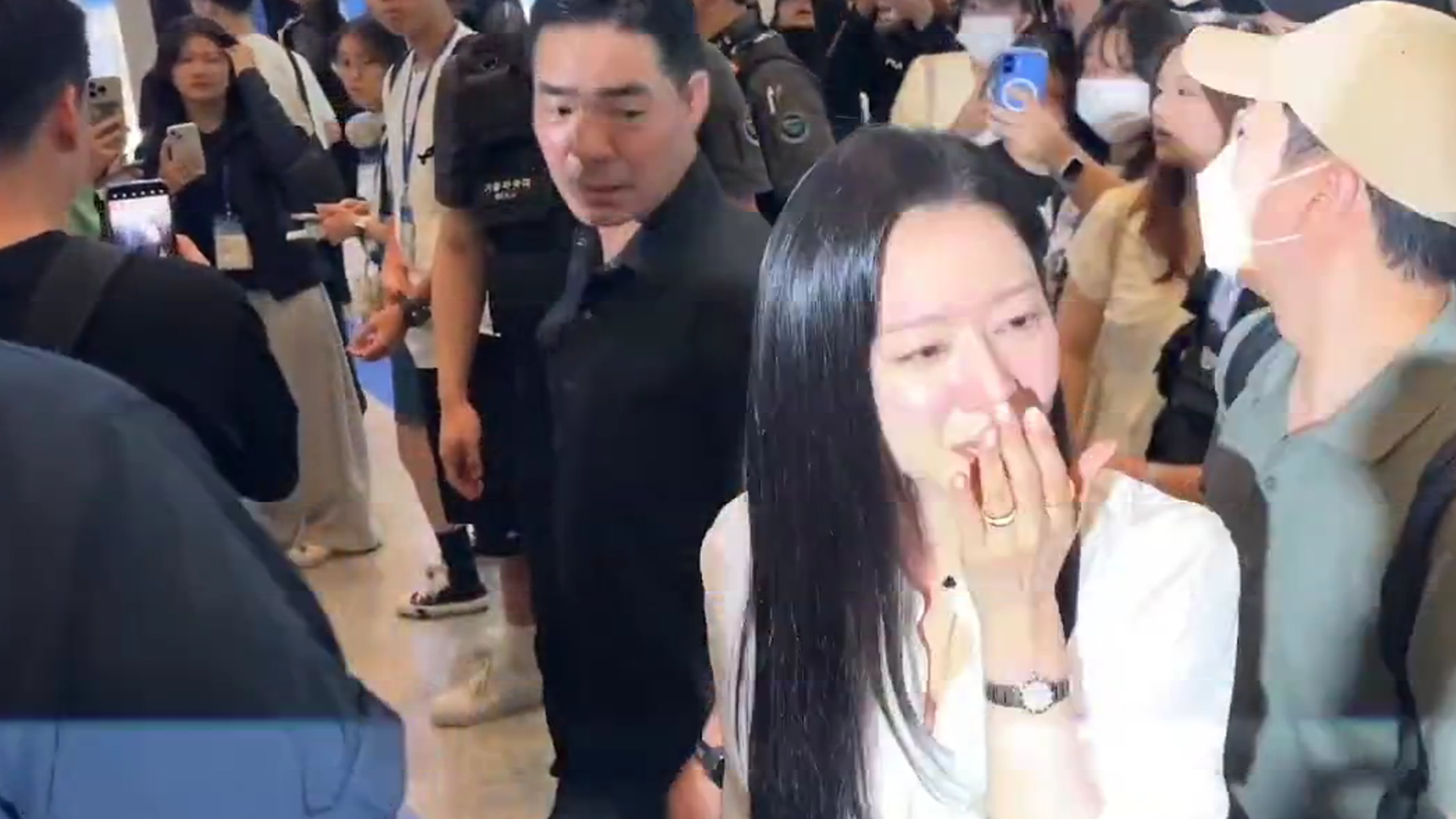 Kim Ji-won Stuns at Incheon Airport on Her Way to Rome