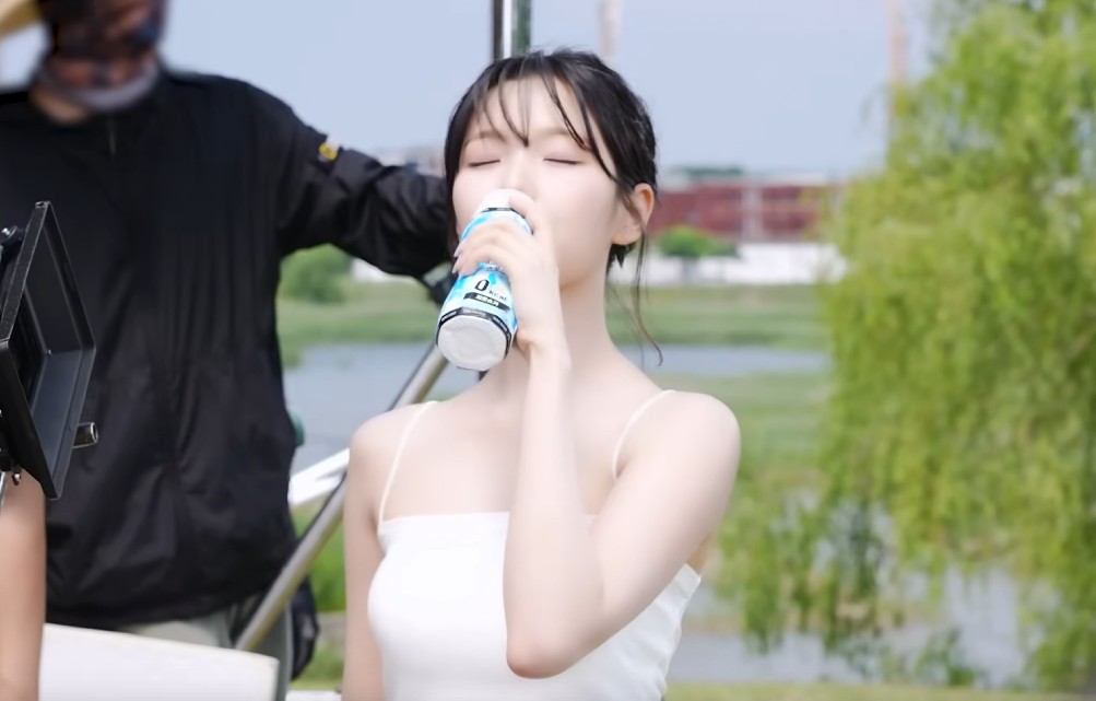 fromis_9 Jiheon Shows Her Charm in CF Behind Clip
