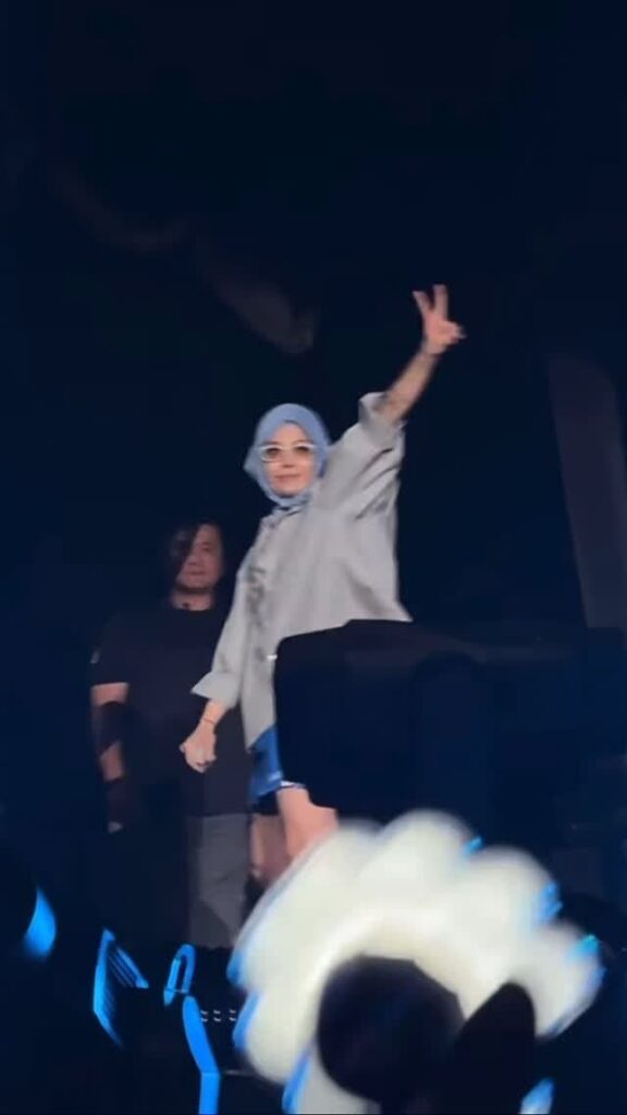 G-Dragon Stuns Fans With Cute Summer Outfit