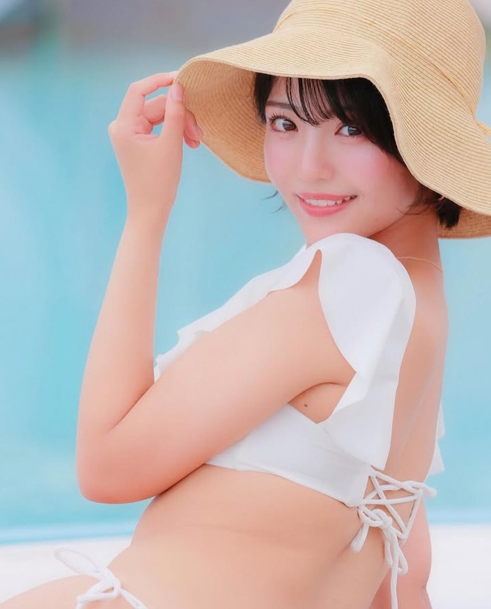 Moeka Sasaki’s Unexpected Rise from Airline Staff to Gravure Star