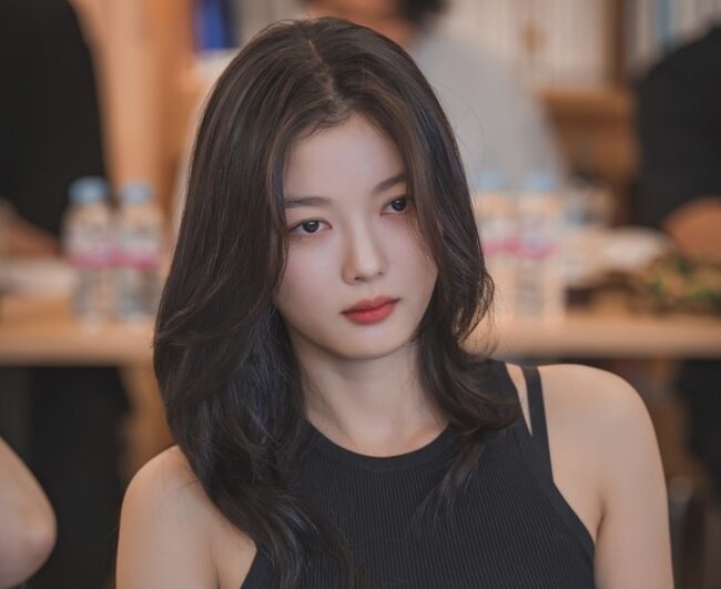Kim Yoojung Joins Script Reading for New Drama ‘Dear X’