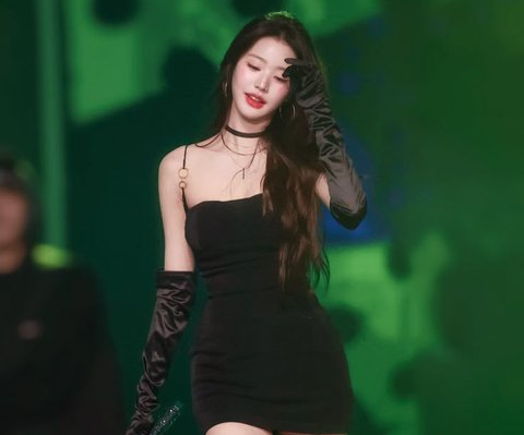 Fans Admire Jang Wonyoung’s Goddess-Like Figure