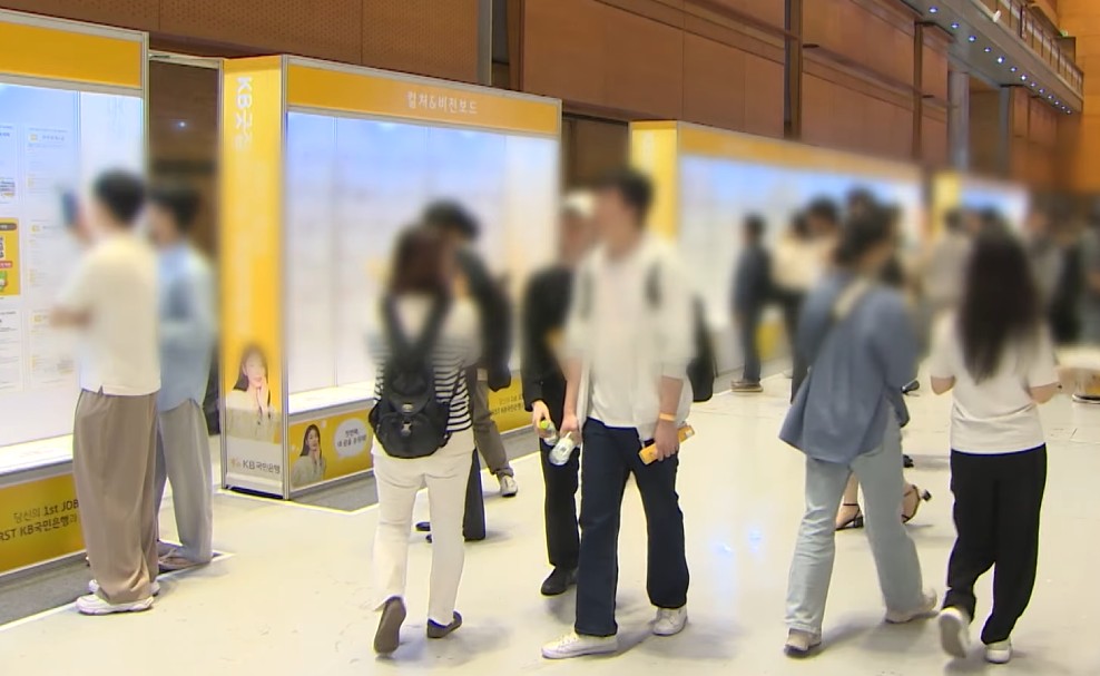Extended Jobless Benefits May Slow Reemployment in Korea