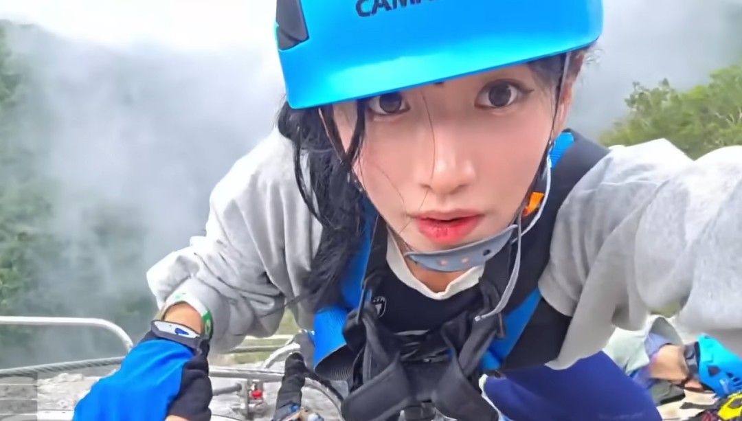 Jinnytty Conquers Zhangjiajie Sky Ladder in China