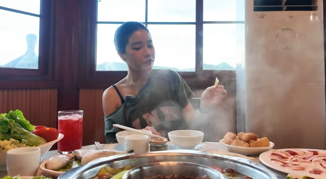 MAMAMOO’s Solar Conquers Chongqing’s Fiery Hotpot Challenge