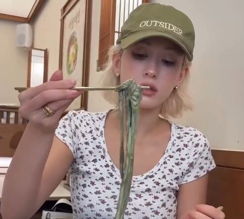 Somi Tries Matcha Noodles for the First Time
