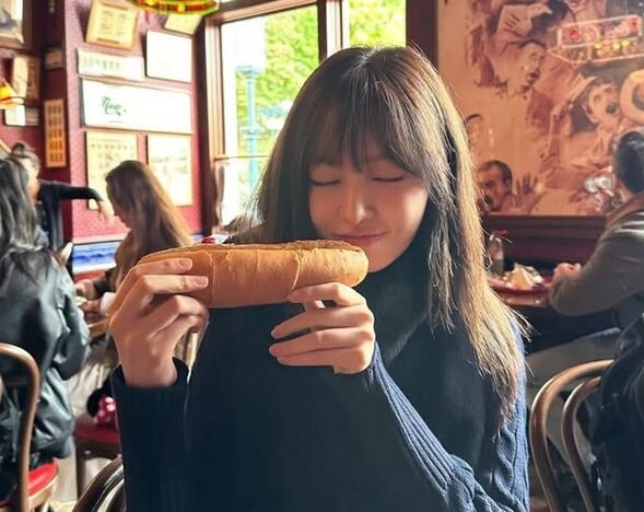 IVE’s Liz Spotted Enjoying a Fun Day at Disneyland