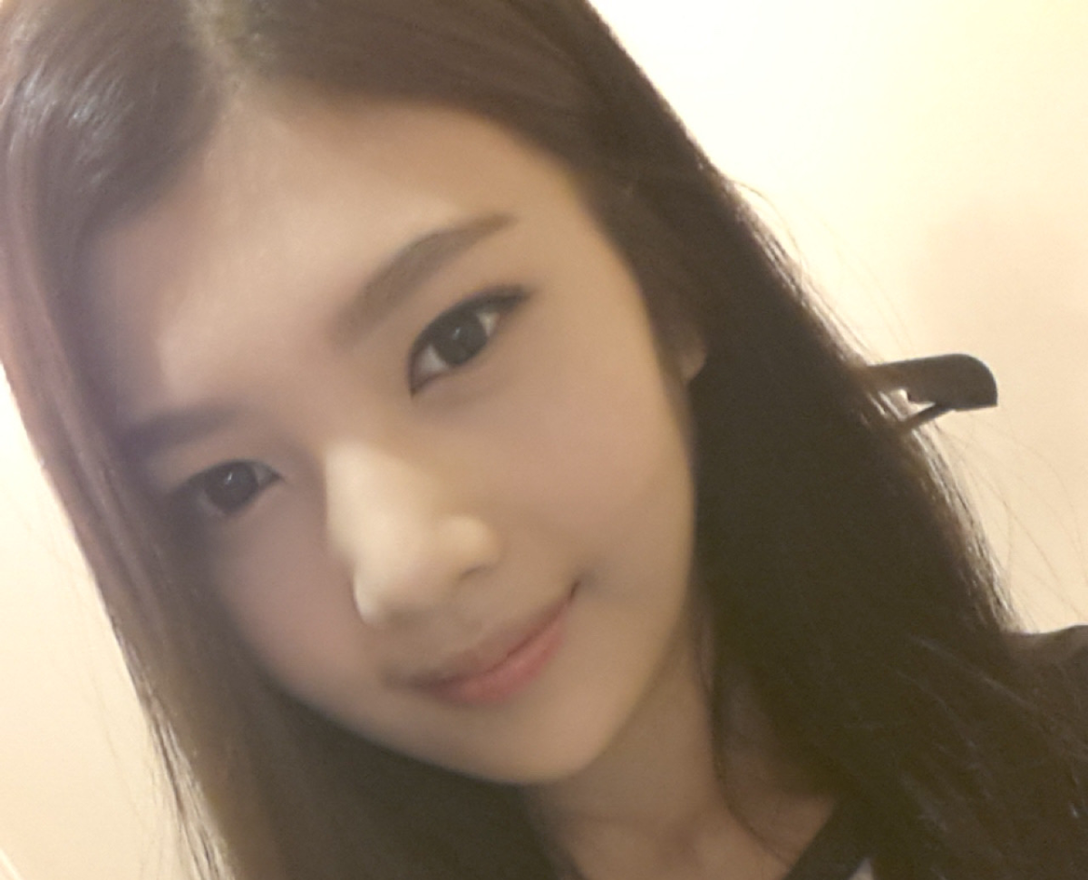 Red Velvet’s Joy Shares Unreleased Trainee Photos on Bubble