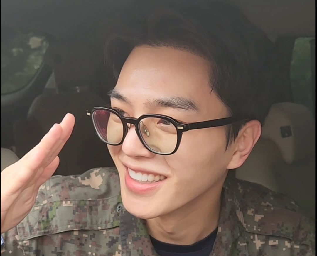 Song Kang’s Military Discharge Celebrated in Real Time