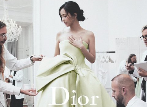 Jisoo’s Dior Fitting Video Leaves Fans in Awe