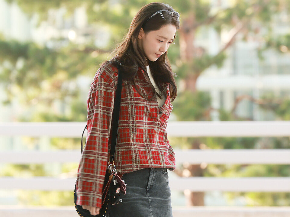 Yoona Shines at Airport Ahead of “Bon Appétit, Your Majesty” Reward Trip