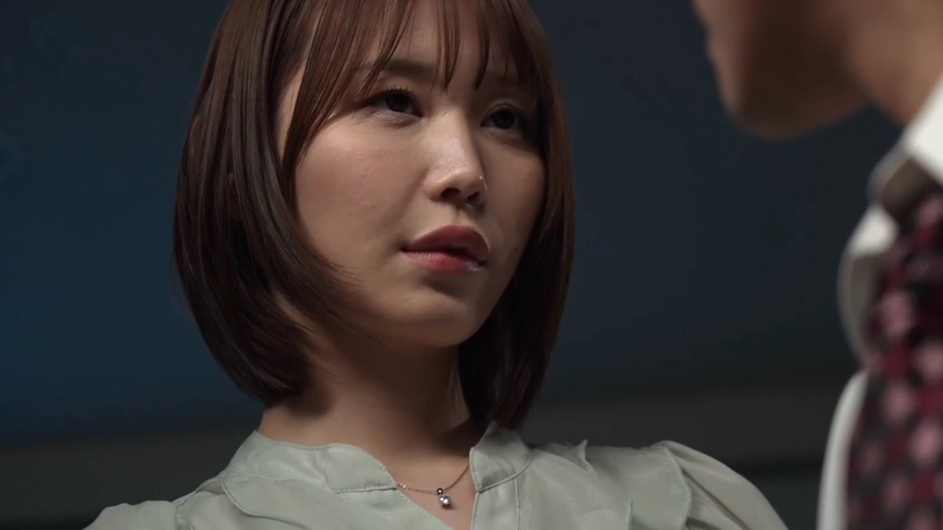 Arisu Shaku Builds a Supportive Workplace Bond with Her Coworker