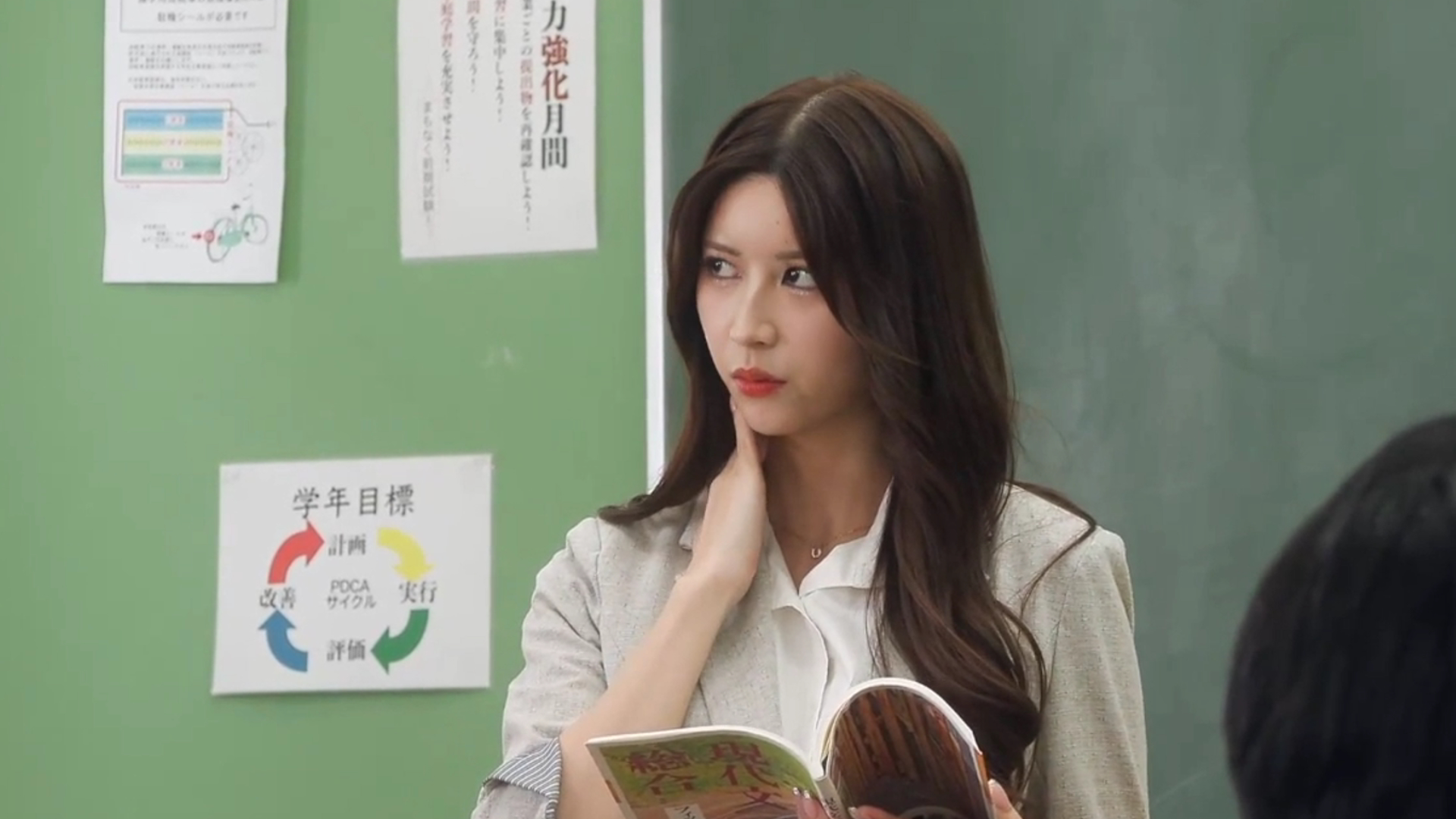 Riri Nanatsumori Portrays a Warm, Approachable Teacher