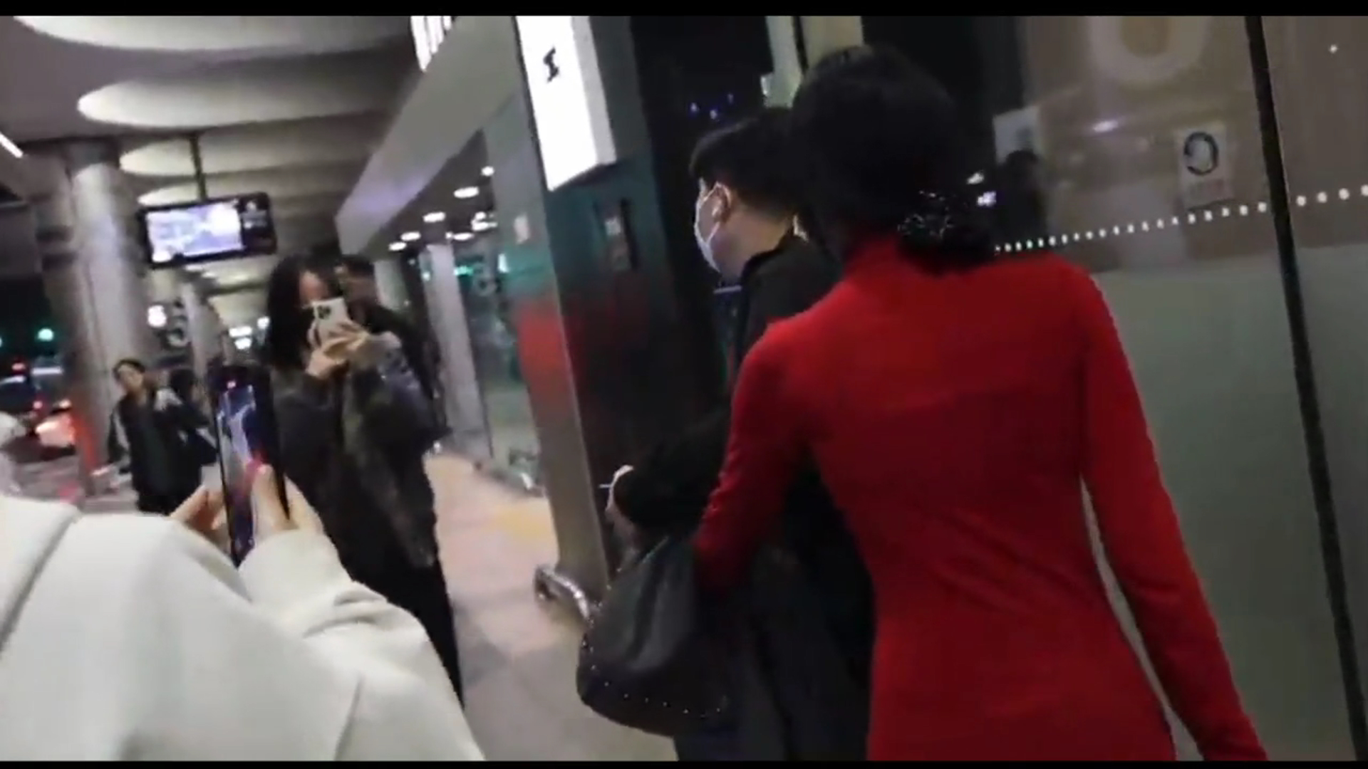 BABYMONSTER’s Ahyeon Caught in Paparazzi Chaos as Police Intervene