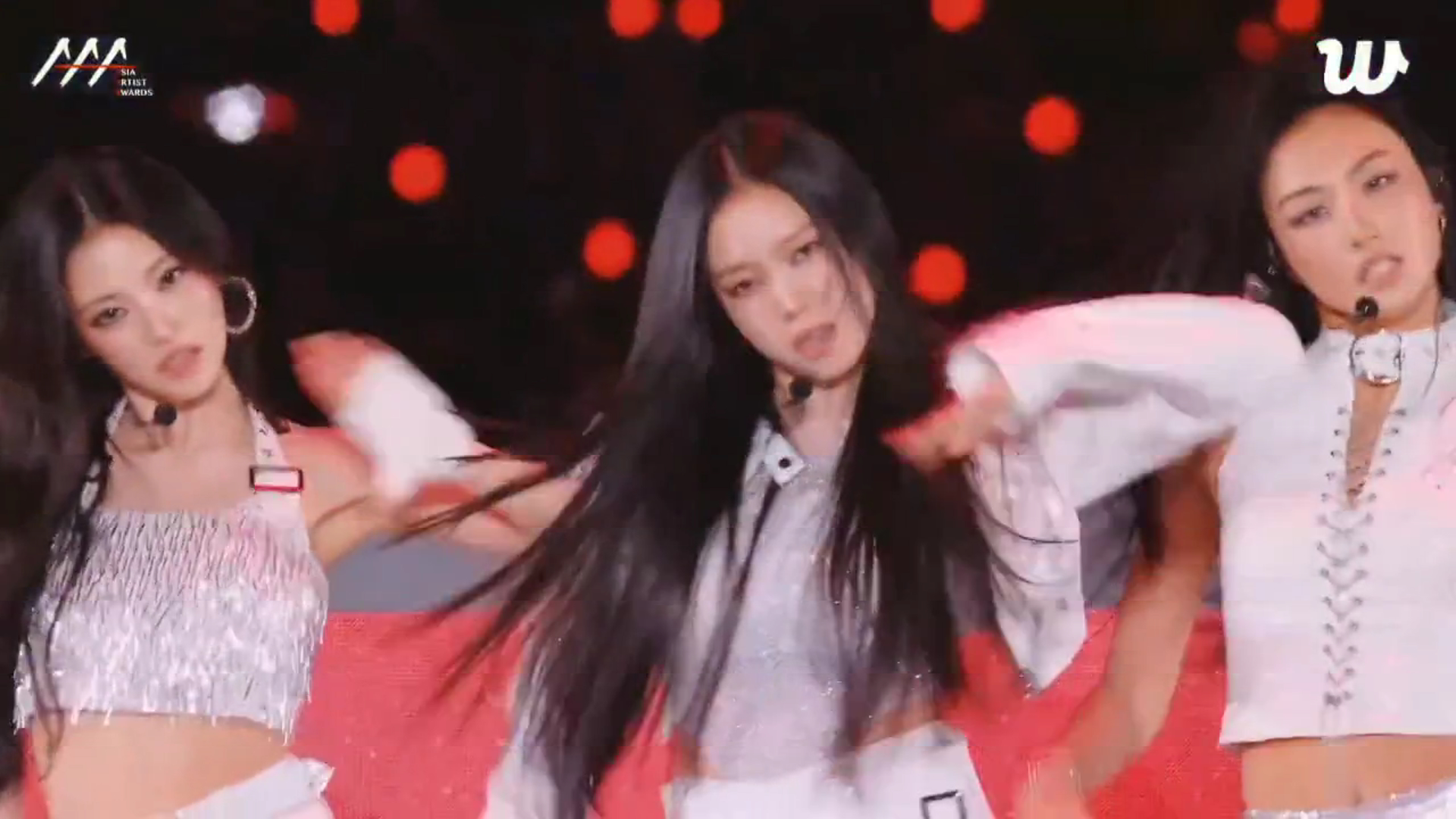 MEOVV AAA 2025 Performance Shows Fresh Choreography