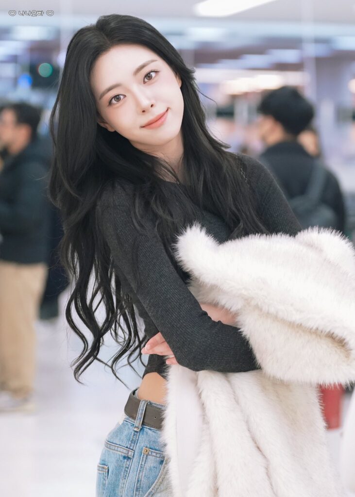 ITZY’s Yuna Stuns With Effortless Visuals at Japan Airport