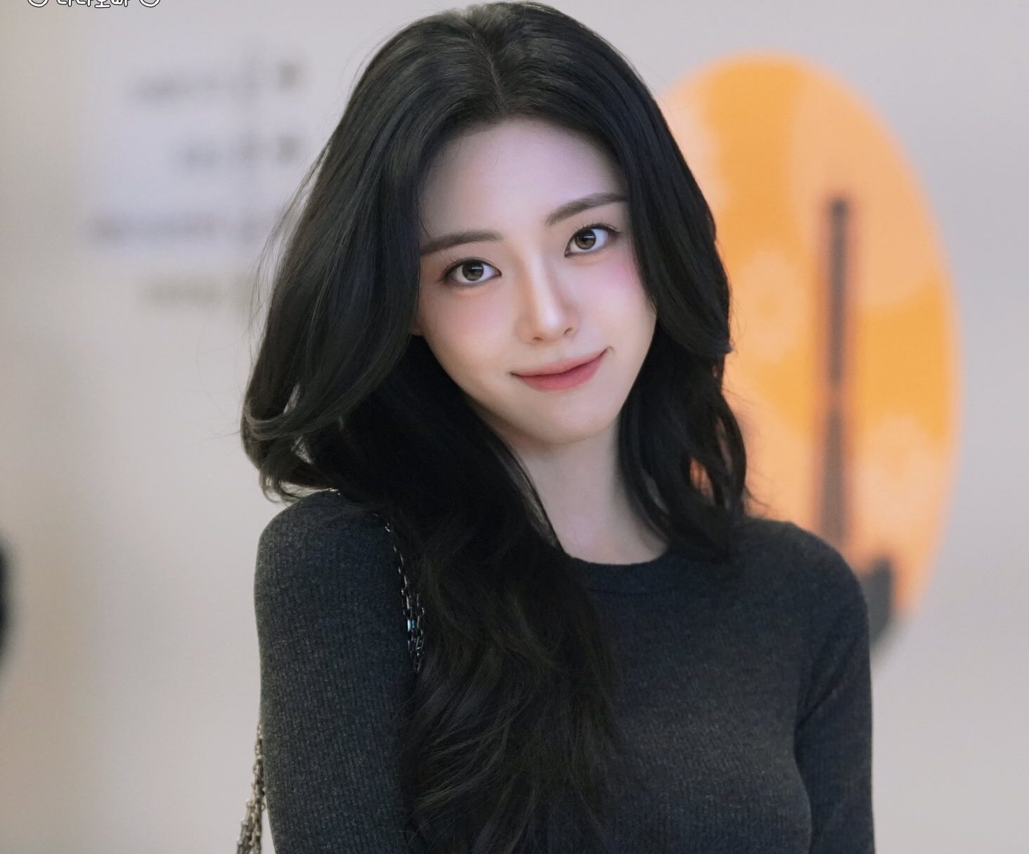 ITZY’s Yuna Stuns With Effortless Visuals at Japan Airport