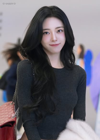 ITZY’s Yuna Stuns With Effortless Visuals at Japan Airport