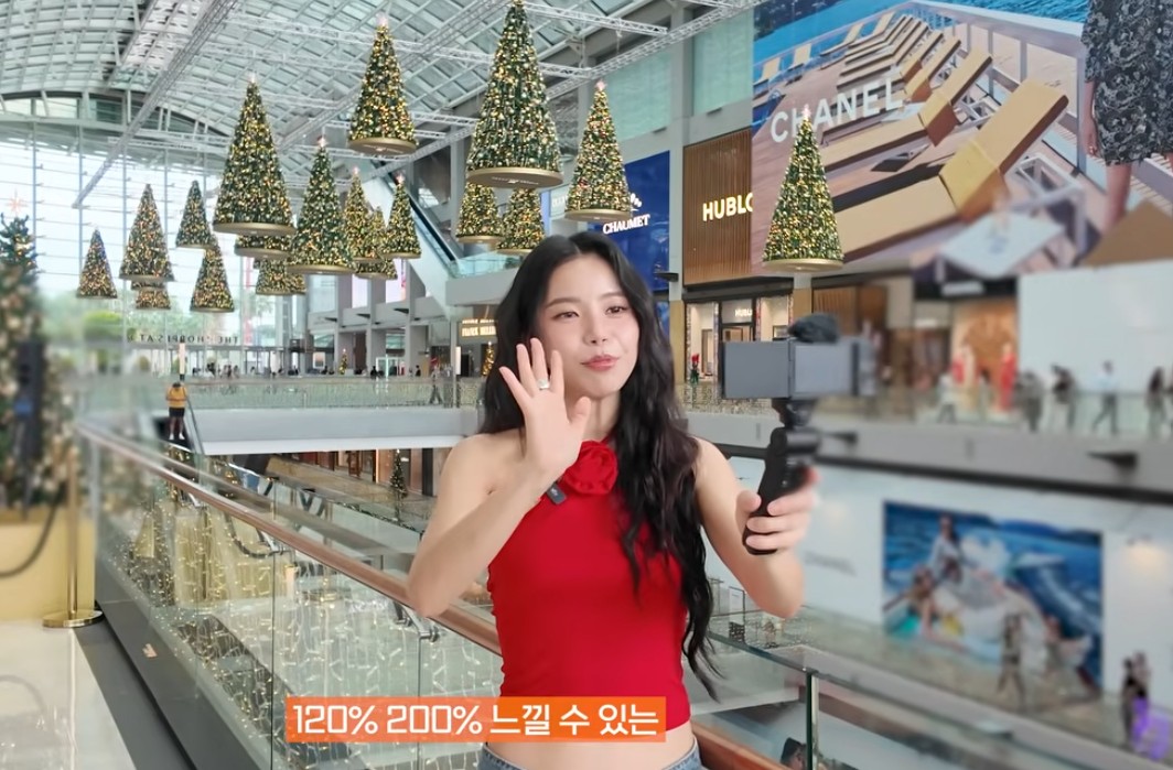 MAMAMOO’s Solar Visits Singapore for Christmas, Amazed by the City’s Beauty