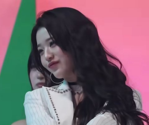 Jang Wonyoung’s Adorable Reaction During GD’s “Crooked” Goes Viral