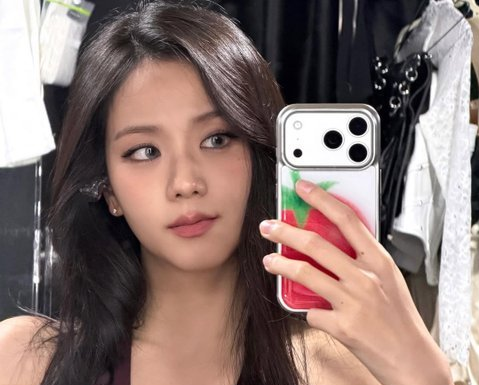 JISOO With Colored Lenses Stuns Fans With Insanely Beautiful Visuals